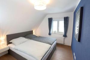 Schlafzimmer mit einem Bett und einem Fenster in der Unterkunft Ferienwohnungen Schwarzwaldhäusle in Freudenstadt