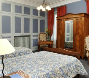 Un pat sau paturi într-o cameră la Hôtel Colombet