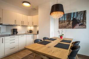 cocina con mesa de madera y comedor en Ferienwohnung 3 am Biohof Eriskirch, en Eriskirch