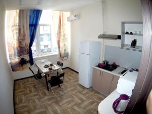 Virtuvė arba virtuvėlė apgyvendinimo įstaigoje Apartament na Novo-Sadovoi 106litO
