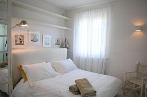Tempat tidur dalam kamar di Olive Beach Forte dei Marmi