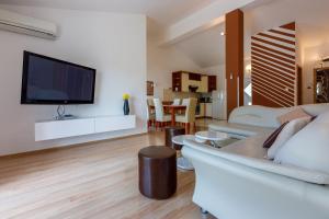 TV a/nebo společenská místnost v ubytování Apartments BARBARA 2