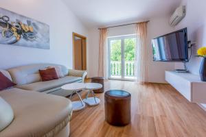 TV a/nebo společenská místnost v ubytování Apartments BARBARA 2