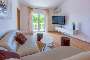 TV a/nebo společenská místnost v ubytování Apartments BARBARA 2