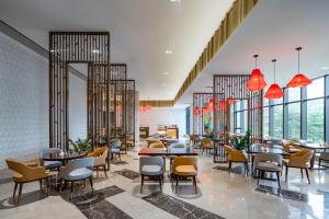 Reštaurácia alebo iné gastronomické zariadenie v ubytovaní Zhuhai Hengqin Qianyuan Hotel