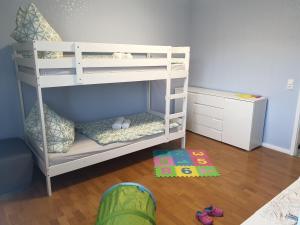 Litera blanca en dormitorio infantil en Große 130qm Ferienwohnung mit Whirlpool, en Sulzbach