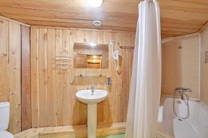
a bathroom with a sink, toilet and bathtub at Sibiria Hotel ETHNOMIR in Borovsk
