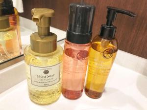 東京にあるホテルベルクラシック東京の洗面台に座った毛髪三本 +90枚の写真