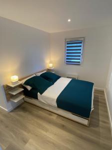 - une chambre avec un lit bleu et blanc dans l'établissement Annecy coeur de ville et du lac, à Annecy