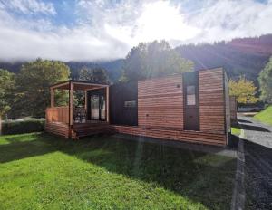 兰斯科伦Seecamping Berghof - Mobilheime的院子中间的小房子