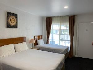 Ένα ή περισσότερα κρεβάτια σε δωμάτιο στο Swaggers Motor Inn