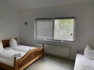 1 Schlafzimmer mit 2 Betten und einem Fenster in der Unterkunft H2 in Affoldern