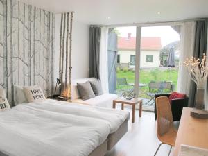 NösundにあるNösundsgården Hotell & Vandrarhemのベッドルーム1室(ベッド1台付)、リビングルームが備わります。