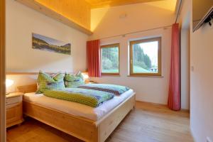1 dormitorio con cama y ventana en Appartement Erlenau en Ellmau