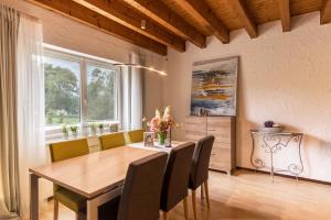 comedor con mesa de madera y sillas en Appartement Böhler 2 en Reichenau