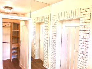 Zimmer mit 2 Türen und Ziegelwand in der Unterkunft Apartament Blue Crystal in Jelenia Góra