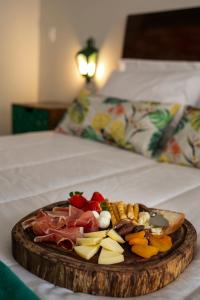 ein Tablett mit Essen auf dem Bett in der Unterkunft Pousada Rua de Lazer in Domingos Martins