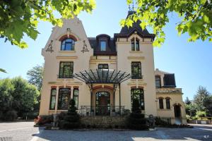 una grande casa con torretta di Le Manoir de la mantille a Caudry