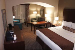 a hotel room with a bed and a desk at La Quinta by Wyndham Bellingham in Bellingham