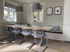 a dining room with a glass table and chairs at Lemonsjøen-Jotunheimen-Besseggen in Stuttgongfossen