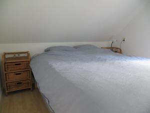 a bedroom with a bed and a night stand at Vakantiehuis Het Wapen van Heeckeren in Hummelo