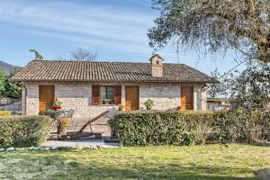 una pequeña casa de piedra en un patio en Panorama d'Incanto en Assisi