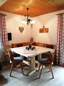 uma sala de jantar com mesa e cadeiras em Bio-Bauernhof "Hecherhof" em Thiersee