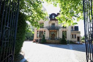 - une entrée pour une maison avec un portail dans l'établissement Le Manoir de la mantille, à Caudry