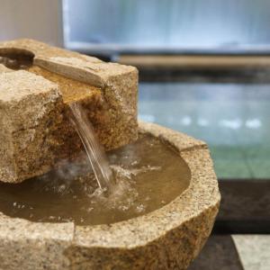 una fuente de piedra con una corriente de agua en Super Hotel Sendai Hirose Dori, en Sendai