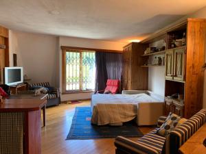 ein Schlafzimmer mit einem Bett und ein Wohnzimmer in der Unterkunft Appartamento Pila in Pila