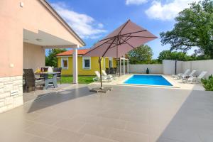 Bazén v ubytovaní Beatiful families oriented villa Trusina with pool immersed in the nature near the town alebo v jeho blízkosti
