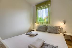 Posteľ alebo postele v izbe v ubytovaní Beatiful families oriented villa Trusina with pool immersed in the nature near the town + 37 fotografií