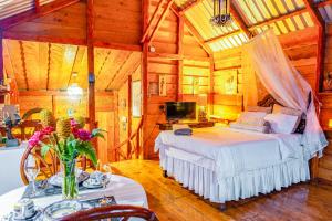 a bedroom with a bed and a tv in a room at Los Naranjos Town Houses in Los Naranjos