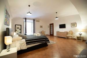 um quarto com uma cama e uma sala de estar em La Loggia di Cassano by Dimorra em Nápoles