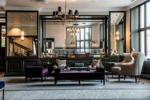 eine Lobby mit Sofa und Stühlen in einem Gebäude in der Unterkunft Hotel Victoria in Stavanger