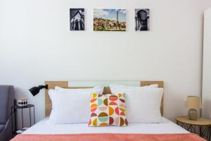A bed or beds in a room at Tarno Guest House