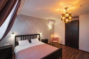 Tempat tidur dalam kamar di Отель Наутилус и СПА