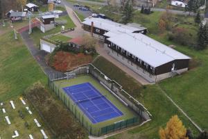 Pista de tennis o esquaix a Hotel Emeran o a prop