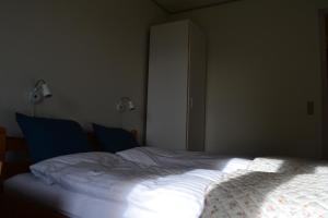 a bed in a room with a white bedspread at Motel Sydvest in Skærbæk