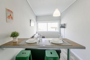 Porto Stanza - 1BR Flat Downtown with Patio by LovelyStayの見取り図または間取り図