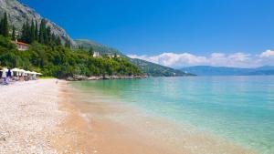 una playa con el océano y las montañas en el fondo en Corfu Sea View Villa - Aurora, en Barbati