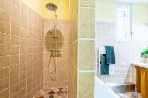 a bathroom with a shower and a sink at PLACE DU PALAIS DES PAPES 3 chambres Parking Climatisation 3 Salles de bain in Avignon