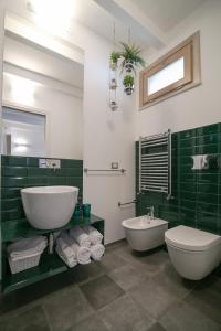 a bathroom with a sink and a tub and a toilet at Numero 85 in Termoli