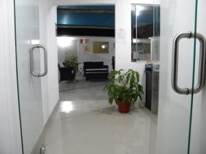 
a bathroom with a walk in shower next to a walk in closet at Icthus Paracas in Paracas
