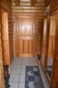 ラ・タニアにあるChalet POMMATの木製のドアが備わるログキャビン内の客室です。