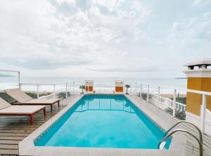 una piscina en el balcón de un complejo con el océano en Pousada Villa dos Açores, en Bombinhas