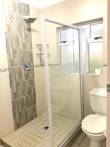 Ένα μπάνιο στο Caribbean Estates Villa B10 on Barbados