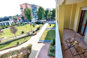 HQ Aparthotel Milano Inn - Smart Suites في شينيسيلو بالسامو: بلكونة مبنى مطلة على حديقة