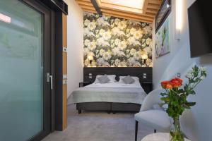 1 dormitorio con 1 cama con un mural floral en la pared en Residence 8 Loft, en Venecia