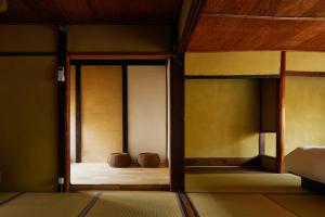 drzwi do pokoju z łóżkiem w obiekcie Kyoto Cosy House 1946 by YADORU KYOTO HANARE w mieście Kioto